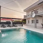 Ivan With Private Pool Apartment Kastela