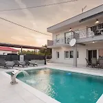 Ivan With Private Pool Apartment