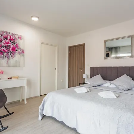 Ivan With Private Pool Appartement Kaštela