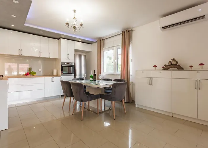 Ivan With Private Pool Appartement Kaštela